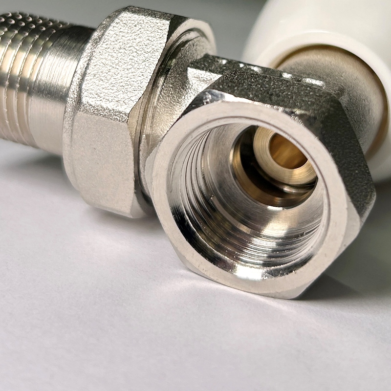 Вентиль ручной угловой НВ 1/2" с разъёмным соединением, никелированный Вентиль ручной угловой НВ 1/2" с разъёмным соединением, никелированный